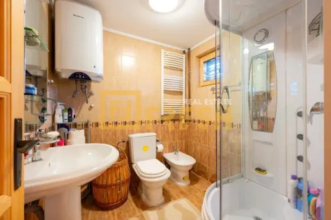 Kupatilo opremljeno tuš kabinom, umivaonikom, wc šoljom i bojlerom. - image 13