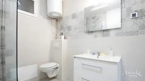 Moderne kupatilo sa tuš kabinom, umivaonikom i wc šoljom. - image 11