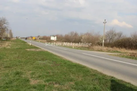 Asfaltni put koji vodi kroz prirodu sa drvećem pored. - image 7