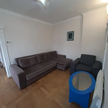 Dnevna soba sa ugaonom garniturom, foteljom i stočićem. - image 4