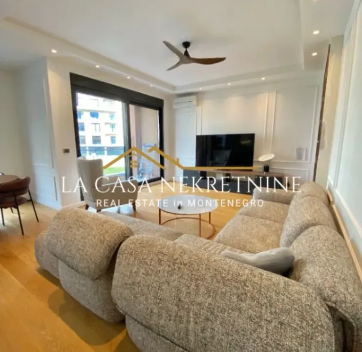 Izdavanje, dvosoban stan, 100m², Kod Capital Plaze, Podgorica