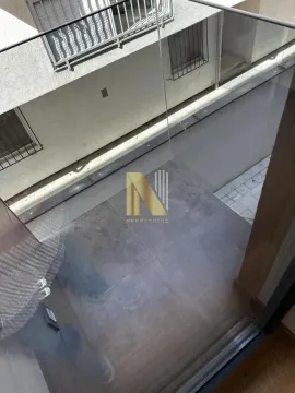 Pogled na terasu iz unutrašnjosti stana sa staklenom ogradom. - image 10