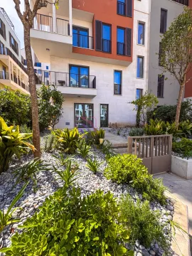 Pogled na uređeno dvorište i fasadu moderne stambene zgrade. - image 6