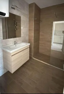 Moderno opremljeno kupatilo sa tuš kabinom i umivaonikom. - image 5