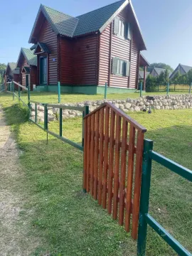 Eksterijer drvene kuće sa dvorištem i ogradom. - image 4