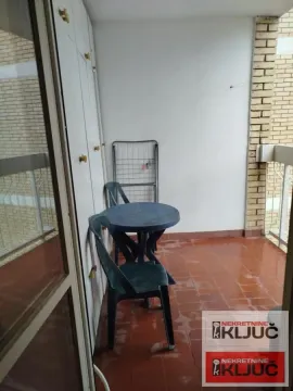 Natkriveni balkon sa garniturom za sedenje i ugrađenim ormarima. - image 3
