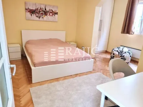 Furnished bedroom with a double bed. - image 12