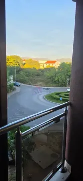 Pogled sa balkona na kružni tok i okolno zelenilo. - image 9