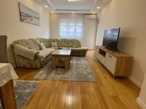 Izdavanje, jednosoban stan, 49m², Central Point, Podgorica