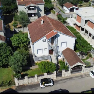 Pogled iz vazduha na porodičnu kuću sa dvorištem. - image 3
