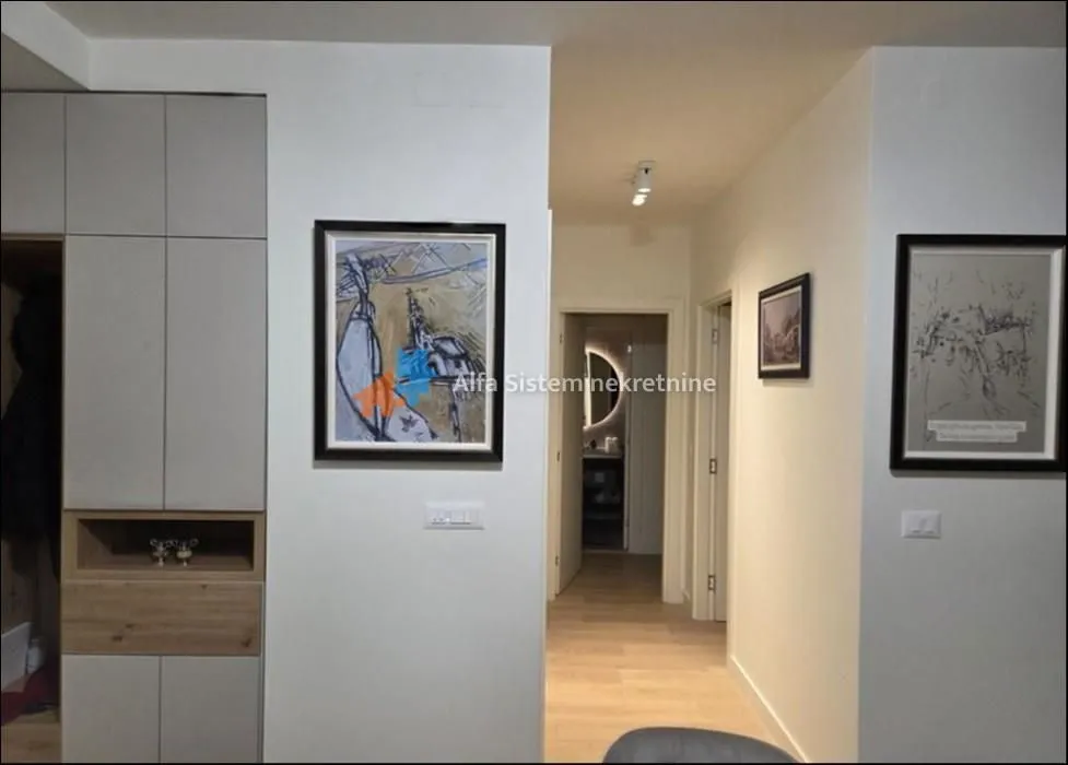 Izdavanje, trosoban stan, 74m², Savski Venac, Beograd
