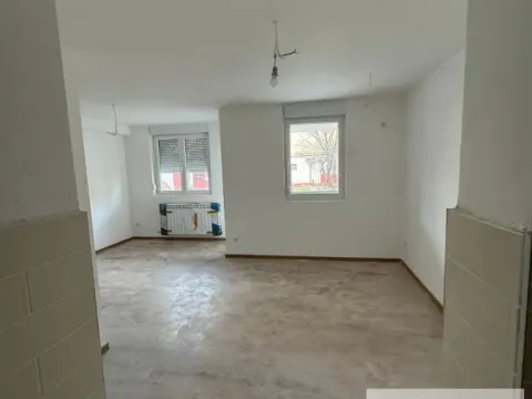 Prodaja, jednosoban stan, 35m², Centar, Stara Pazova - image 2