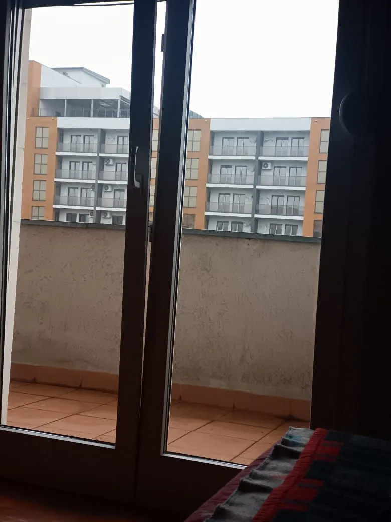 Pogled sa terase na susjedne zgrade.