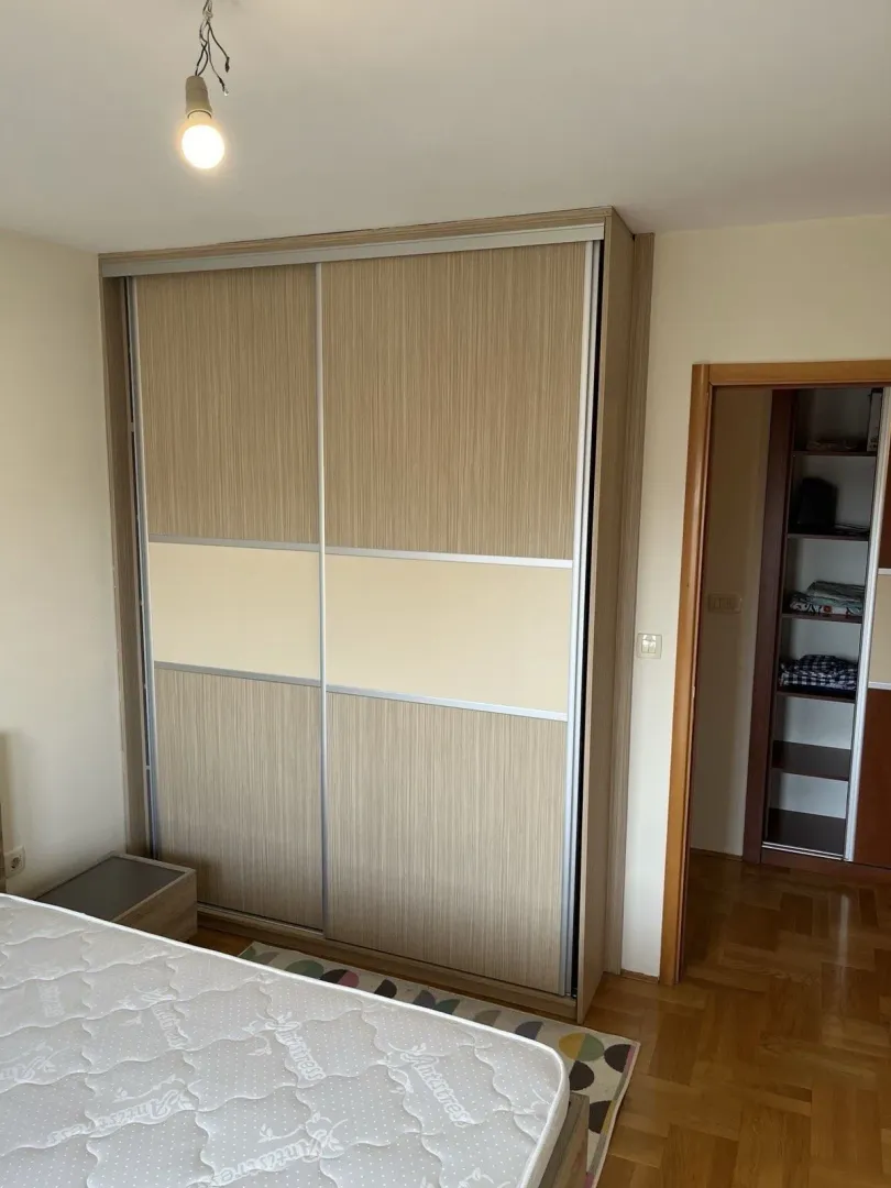 Bedroom with a built-in wardrobe.