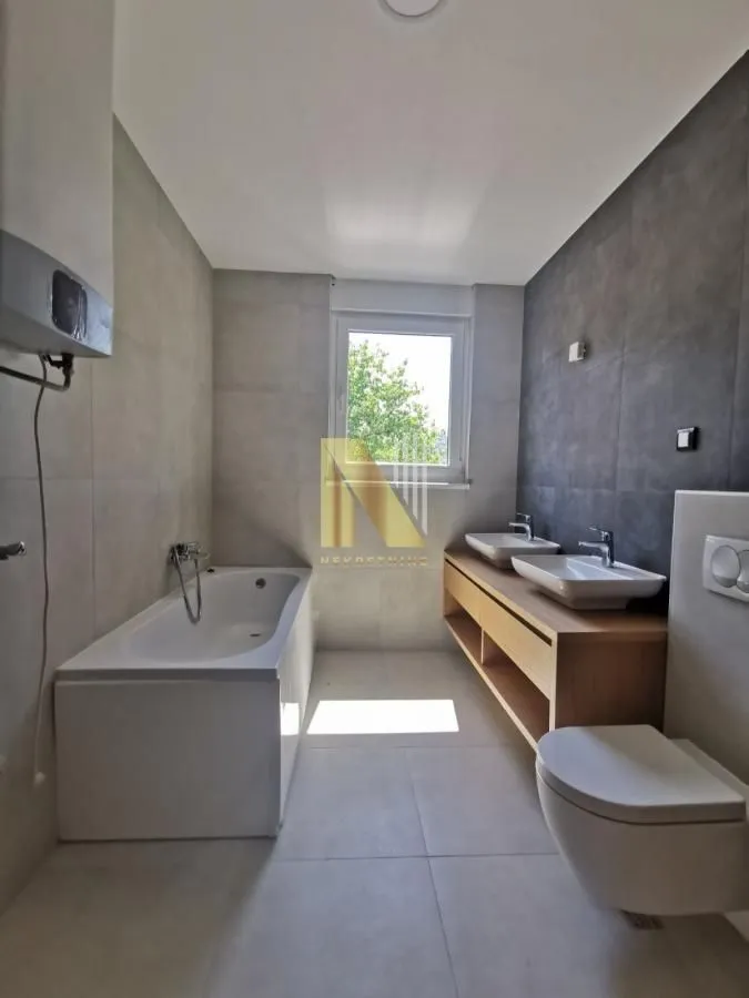 Prodaja, četvorosoban stan, 124m², Sremska Kamenica, Petrovaradin