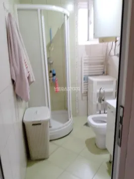 Manje kupatilo sa tuš kabinom, WC šoljom i umivaonikom. - image 7
