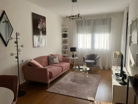 Moderna i uredna dnevna soba sa roze trosjedom i foteljom. - image 6