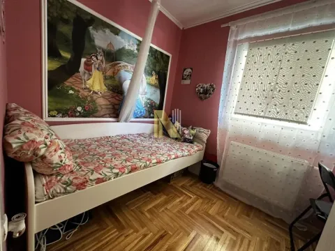 Dečja spavaća soba sa krevetom i tapetom sa motivom bajke. - image 9