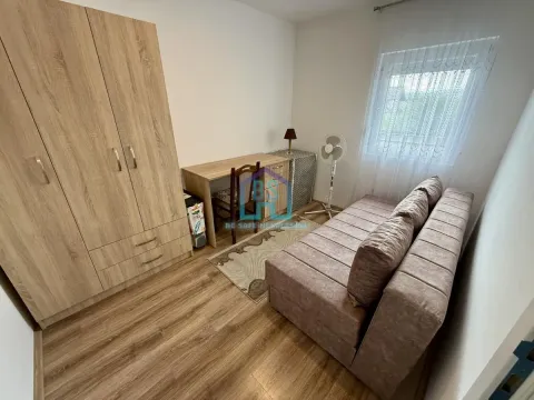 Nameštena spavaća soba sa krevetom na razvlačenje, drvenim garderoberom i radnim stolom. - image 17
