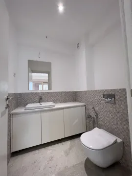 Moderno opremljeno kupatilo sa umivaonikom i ugradnom wc šoljom. - image 9