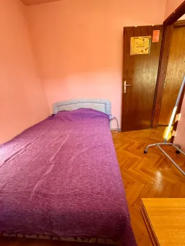 Manja spavaća soba sa krevetom i drvenim podom. - image 5