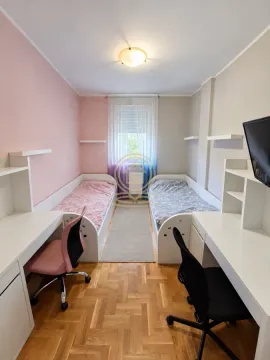 Dečja soba sa dva kreveta i radnim stolovima. - image 6