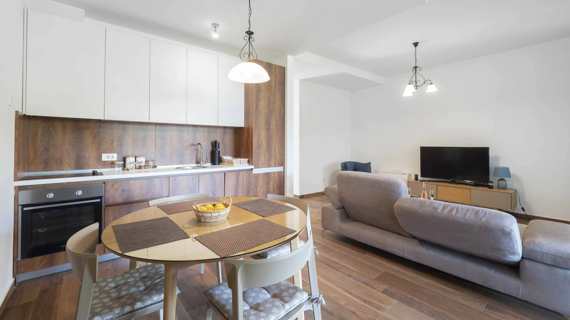 Izdavanje, dvosoban stan, 81m², Centar, Budva