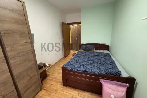 Nameštena spavaća soba sa bračnim krevetom, ormarom i drvenim podom. - image 8