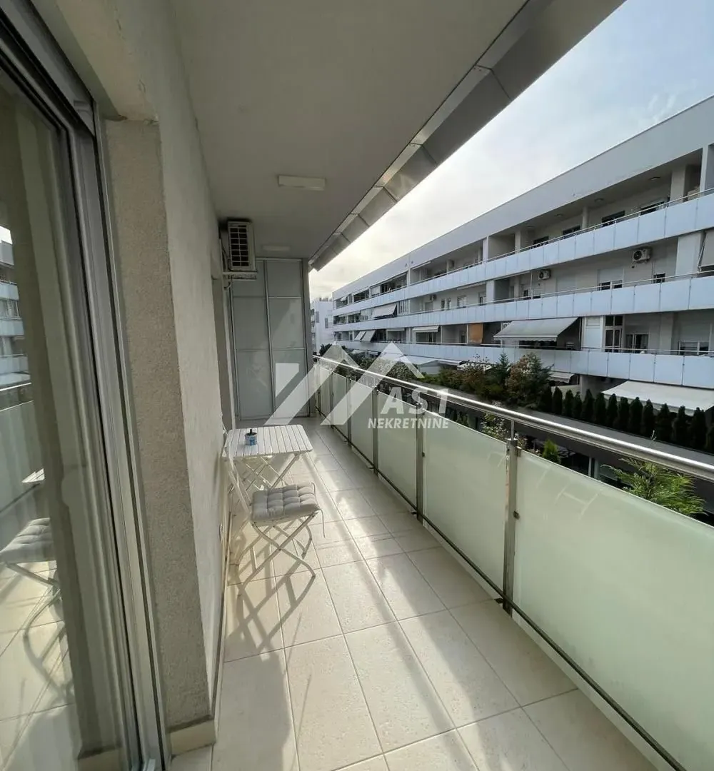 Izdavanje, trosoban stan, 105m², Adamovićevo Naselje, Novi Sad Sve Podlokacije
