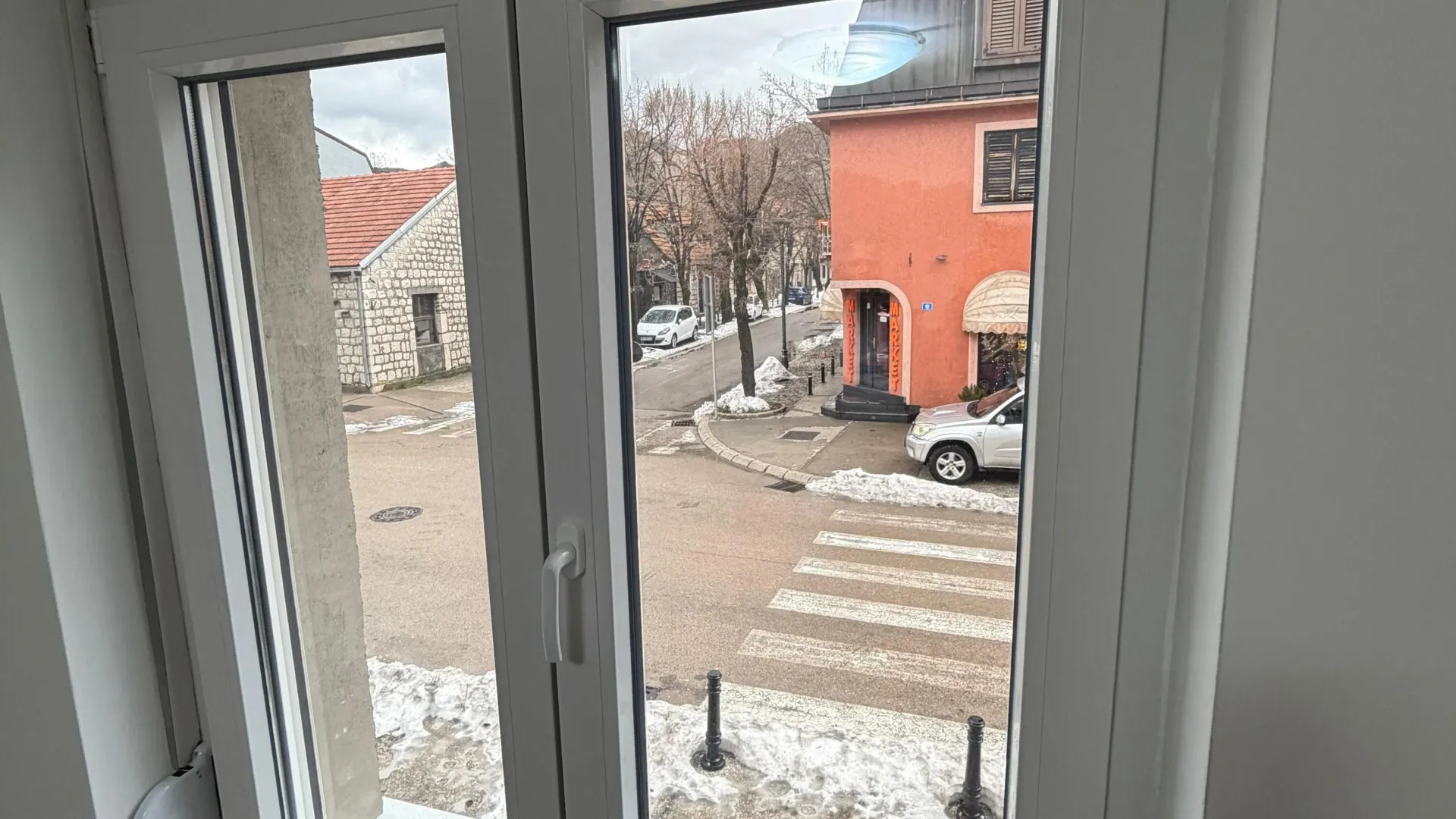 Izdavanje, dvosoban stan, 45m², Centar, Cetinje