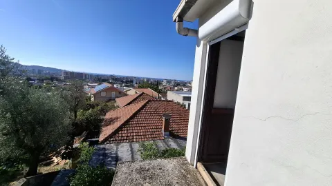 Pogled na grad sa terase i ulaz u objekat. - image 20