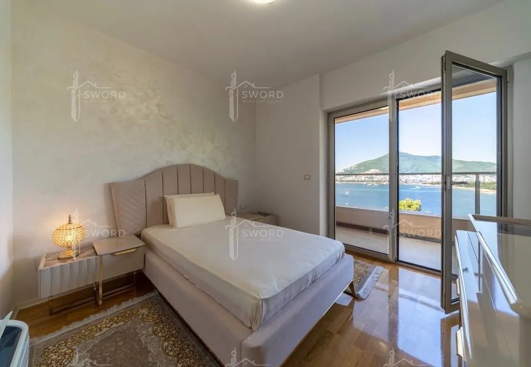 Bedroom with a double bed and a sea view.