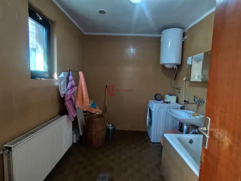 Kupatilo sa kadom, umivaonikom, veš mašinom i bojlerom. - image 17