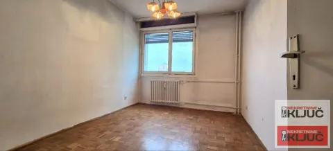 Prazna soba sa parketom i prozorom. - image 11