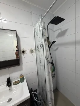 Manje kupatilo sa umivaonikom i tuš kabinom. - image 5