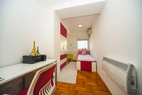 Children's bedroom with a bed, desk, and wardrobe. - image 12