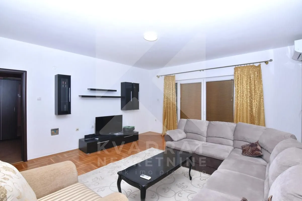 Izdavanje, trosoban stan, 130m², Tološi, Podgorica