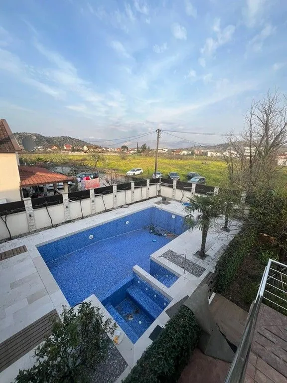 Izdavanje, kuća, 300m², Donja Gorica, Podgorica