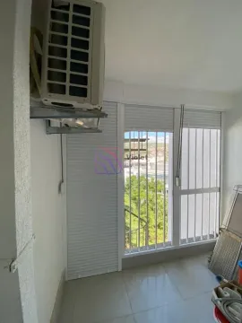 Zastakljeni balkon sa spoljnom jedinicom klima uređaja i pogledom. - image 7