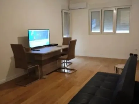 Izdavanje, jednosoban stan, 51m², Central Point, Podgorica