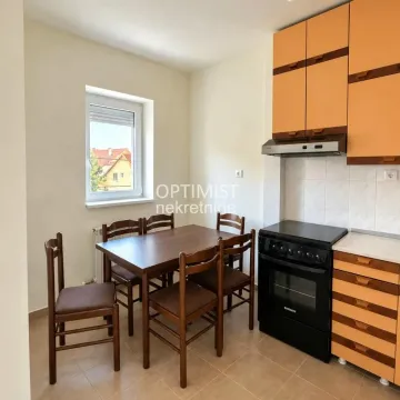 Kuhinja sa trpezarijskim stolom i drvenim stolicama. - image 14