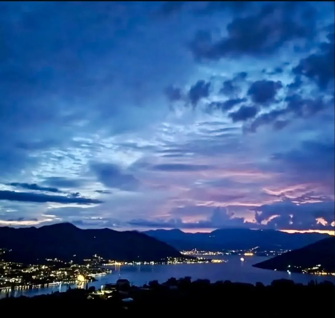 Noćni pogled na zaliv i grad sa terase ili prozora.