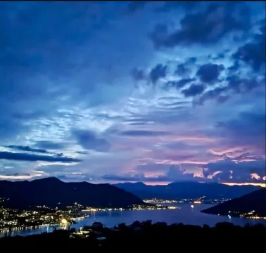 Noćni pogled na zaliv i grad sa terase ili prozora. - image 8