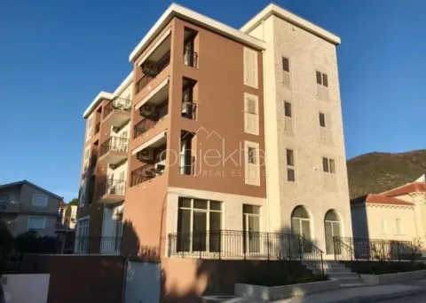 Pogled na spoljašnjost stambene zgrade sa terasama i kamenom fasadom. - image 6