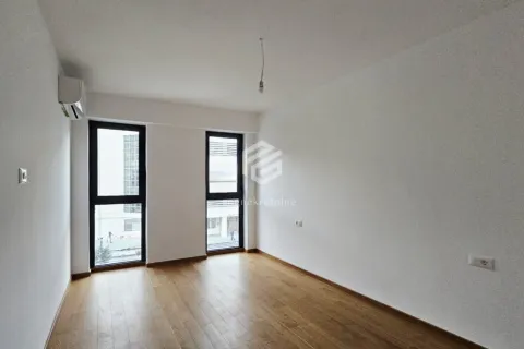 Prazna soba sa bijelim zidovima, drvenim podom i dva prozora. - image 12