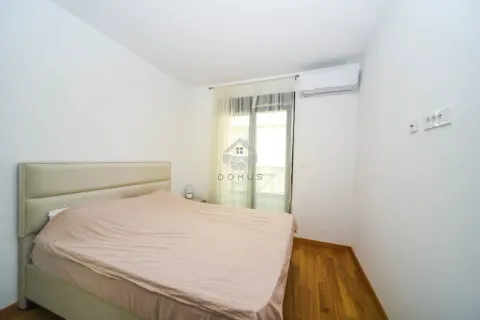 Svjetla spavaća soba sa bračnim krevetom i izlazom na terasu. - image 5