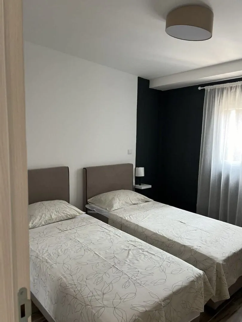 Izdavanje, dvosoban stan, 90m², Kalimanj, Tivat
