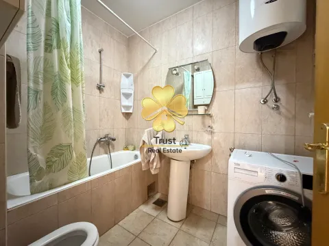 Manje opremljeno kupatilo sa kadom, umivaonikom i veš mašinom. - image 18