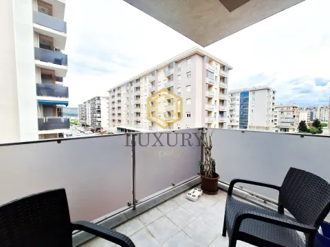 Namješten balkon sa garniturom za sjedenje i pogledom na okolne zgrade. - image 7