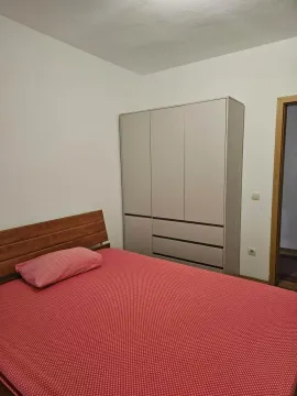 Namještena spavaća soba sa krevetom i ormarom. - image 8